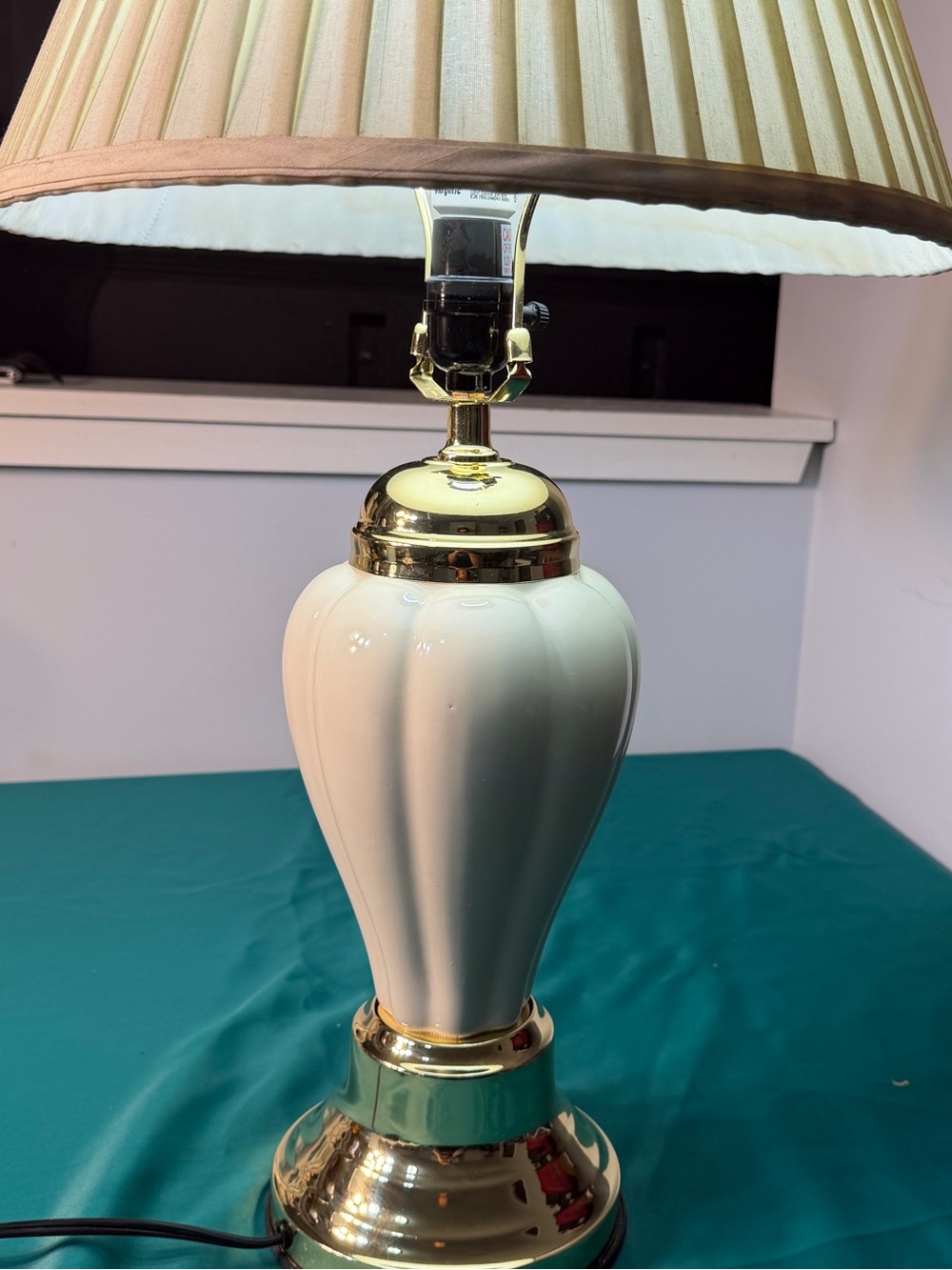 Classic Cream Ceramic Table Lamp with Gold Accents